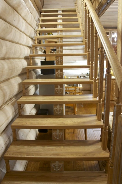 Деревянная лестница из массива ясеня