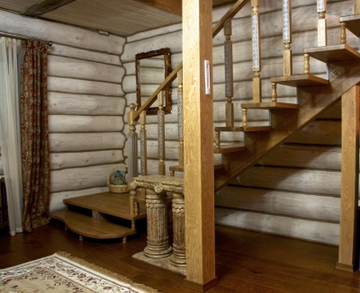 Деревянная лестница из массива ясеня